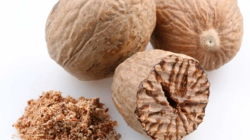 Nutmeg-seeds-ground-spice