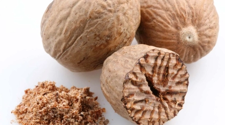 Nutmeg-seeds-ground-spice
