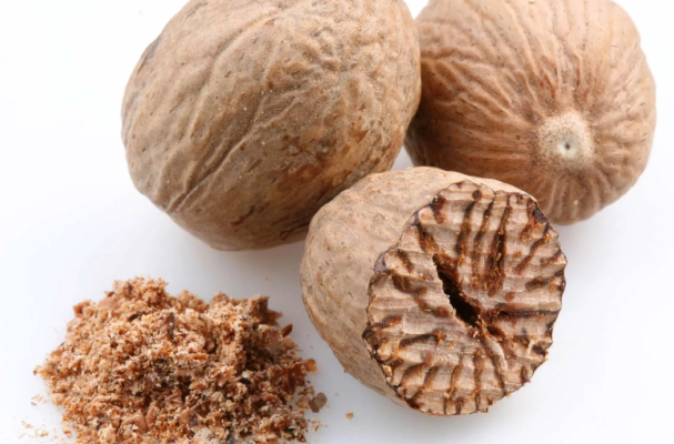 Nutmeg-seeds-ground-spice